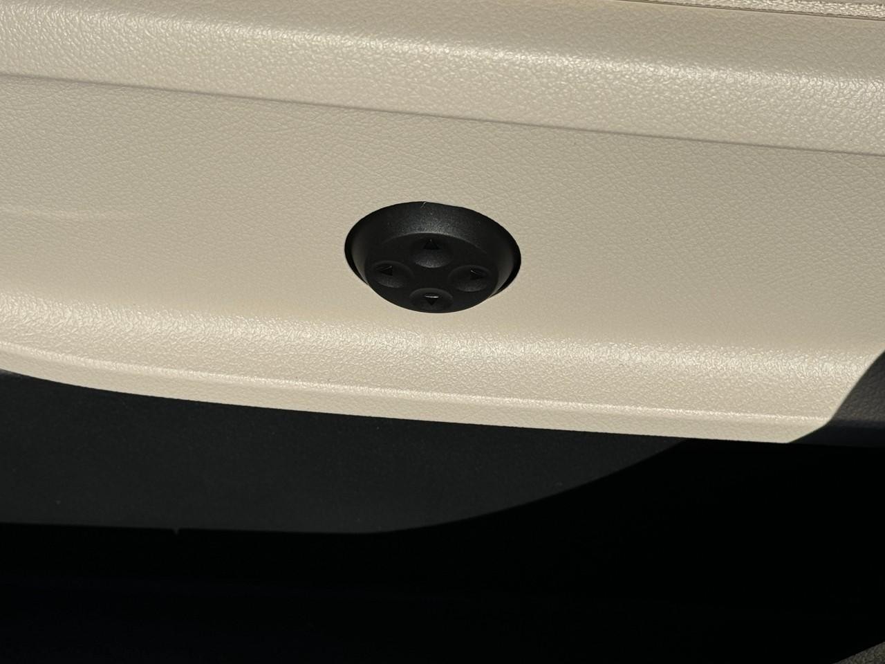 Mercedes-Benz GLA Vehicle Full-screen Gallery Image 28