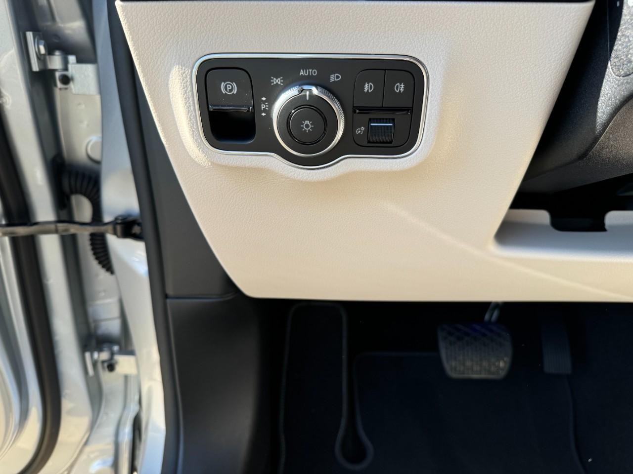 Mercedes-Benz GLA Vehicle Full-screen Gallery Image 29