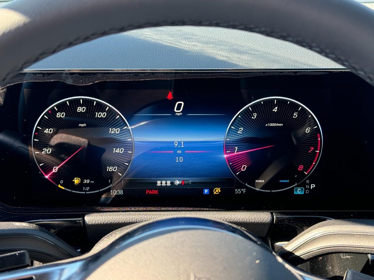 Mercedes-Benz GLA Vehicle Full-screen Gallery Image 32