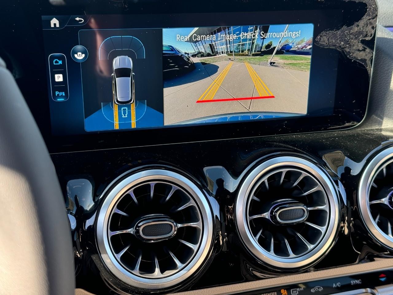 Mercedes-Benz GLA Vehicle Full-screen Gallery Image 34