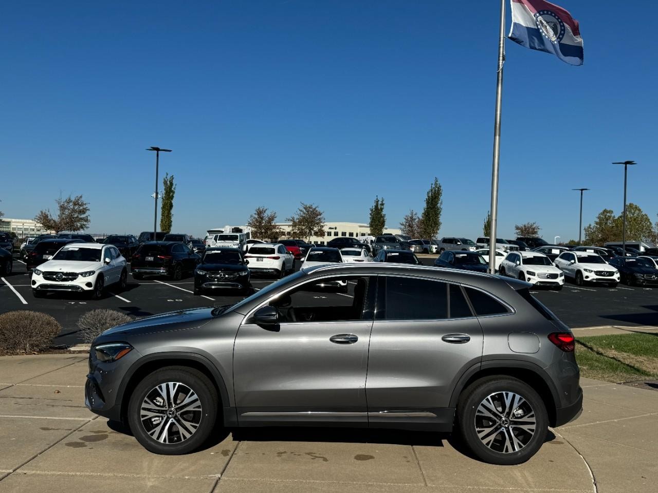 Mercedes-Benz GLA Vehicle Full-screen Gallery Image 02