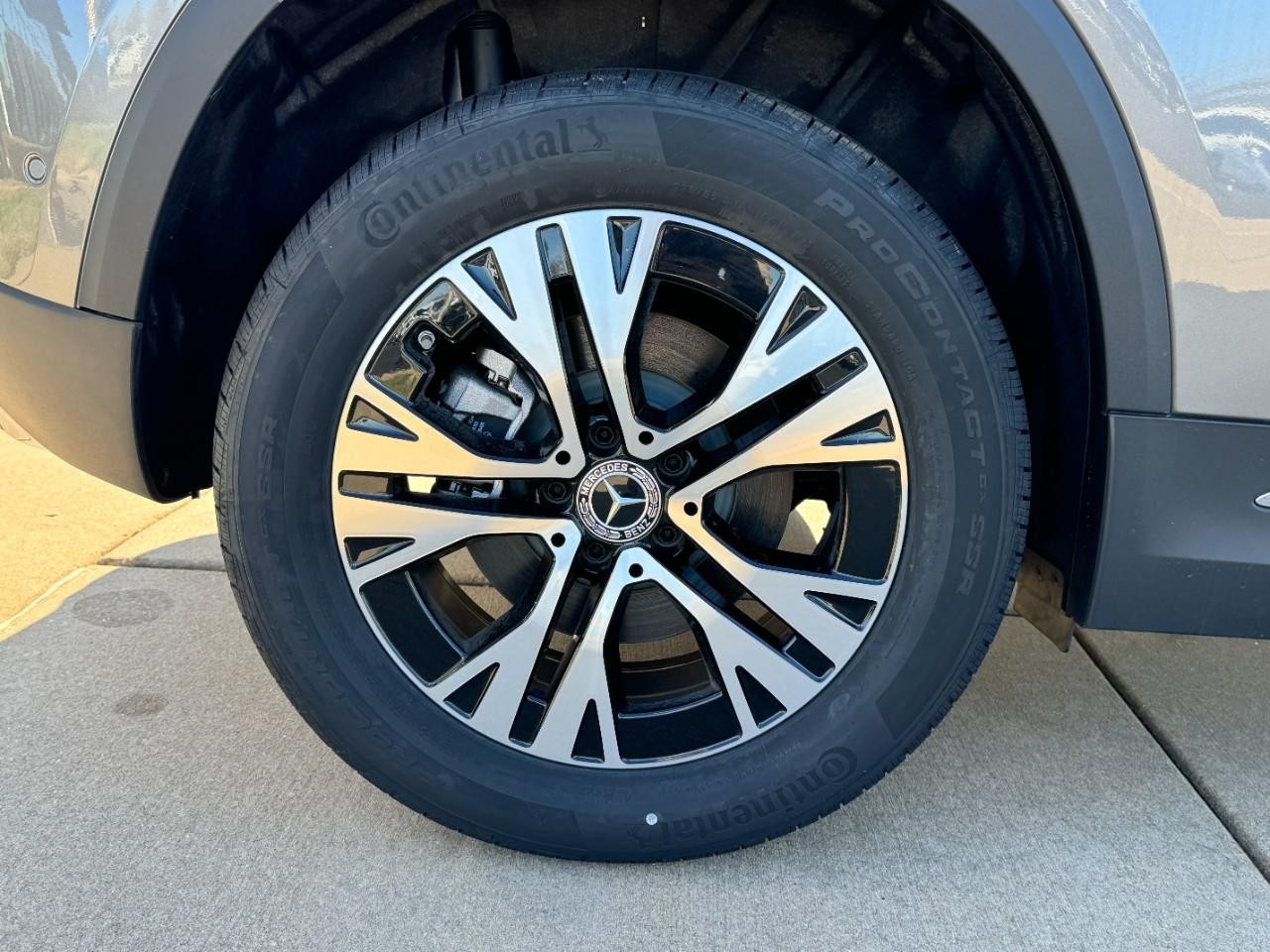 Mercedes-Benz GLA Vehicle Full-screen Gallery Image 05