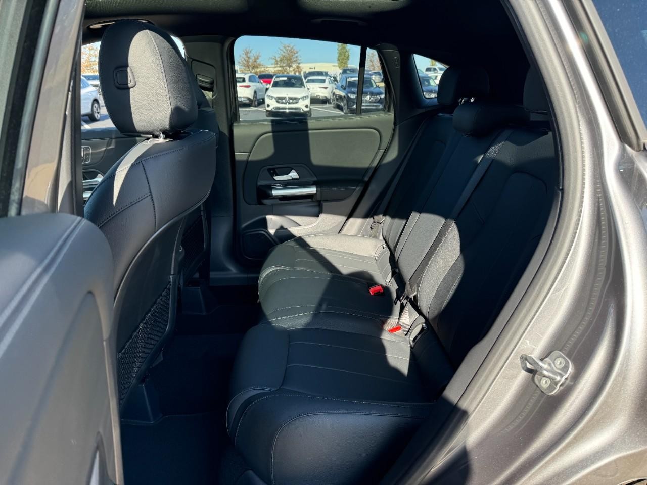 Mercedes-Benz GLA Vehicle Full-screen Gallery Image 08