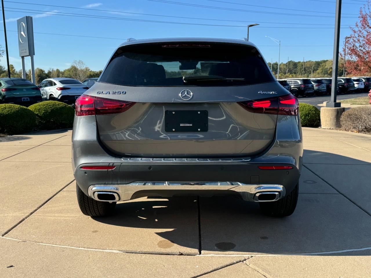 Mercedes-Benz GLA Vehicle Full-screen Gallery Image 09