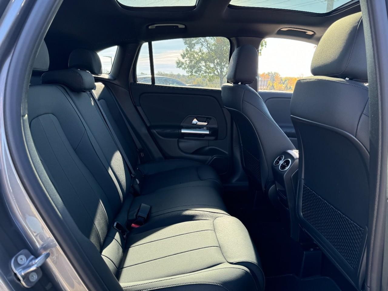 Mercedes-Benz GLA Vehicle Full-screen Gallery Image 10