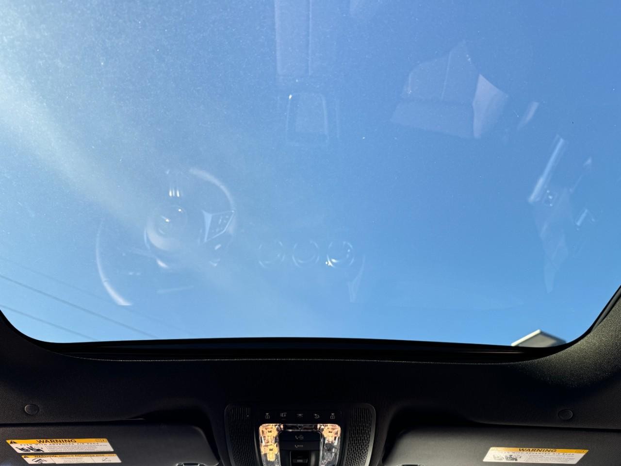 Mercedes-Benz GLA Vehicle Full-screen Gallery Image 11