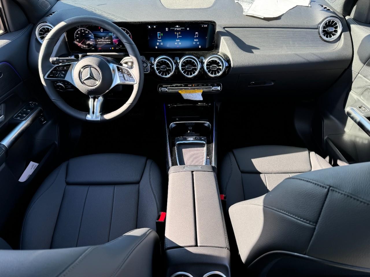 Mercedes-Benz GLA Vehicle Full-screen Gallery Image 12