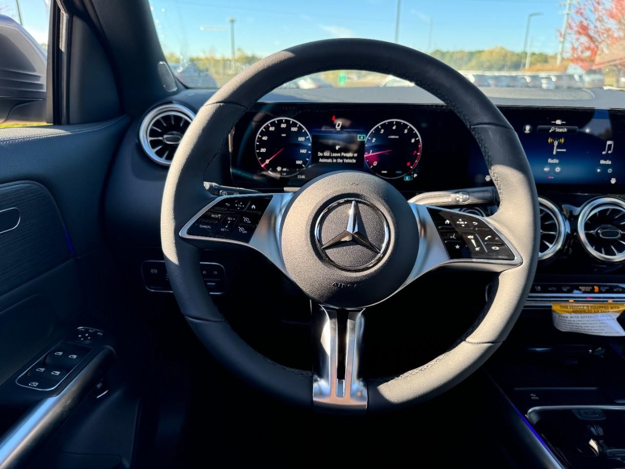 Mercedes-Benz GLA Vehicle Full-screen Gallery Image 13