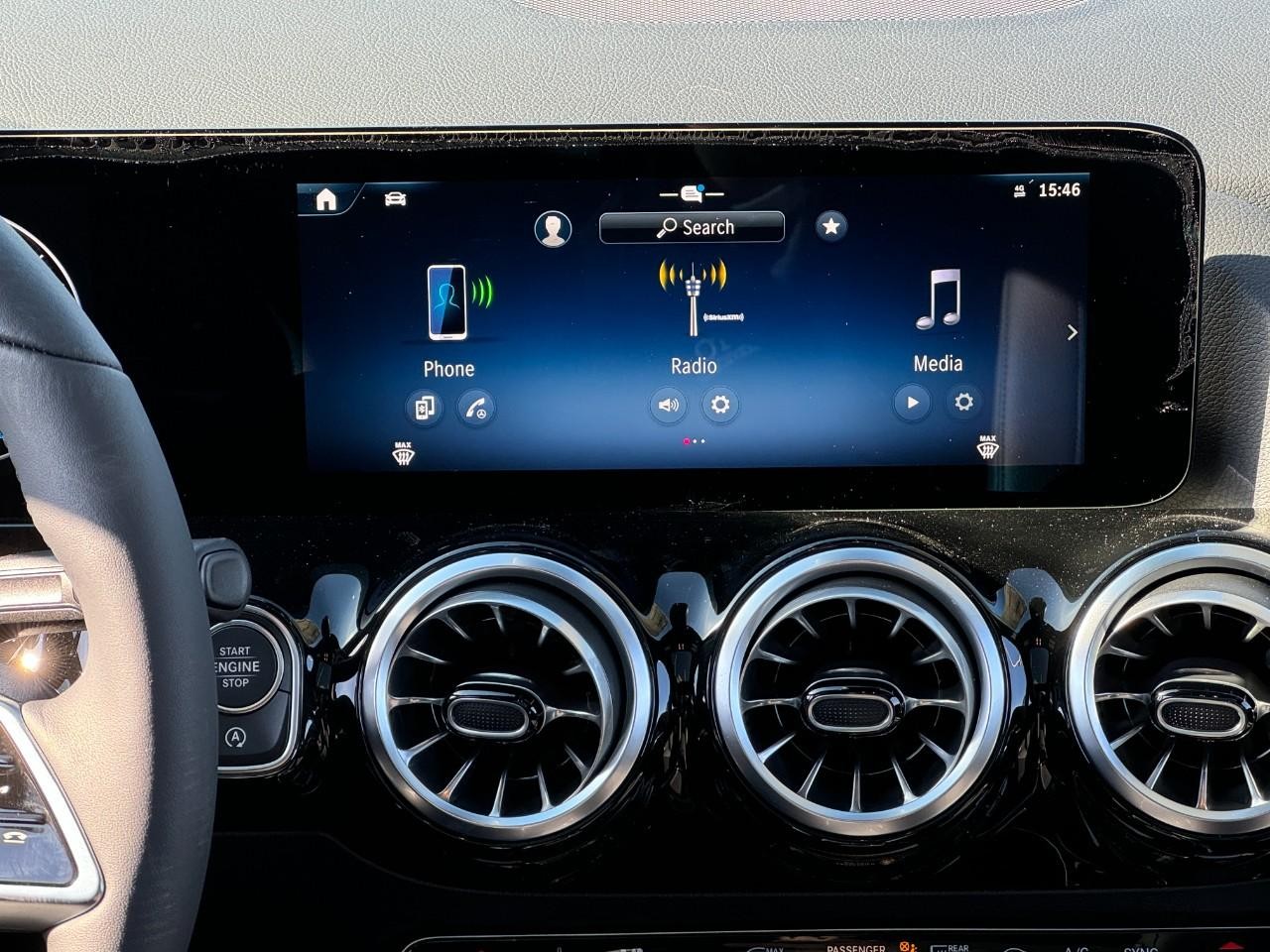 Mercedes-Benz GLA Vehicle Full-screen Gallery Image 14