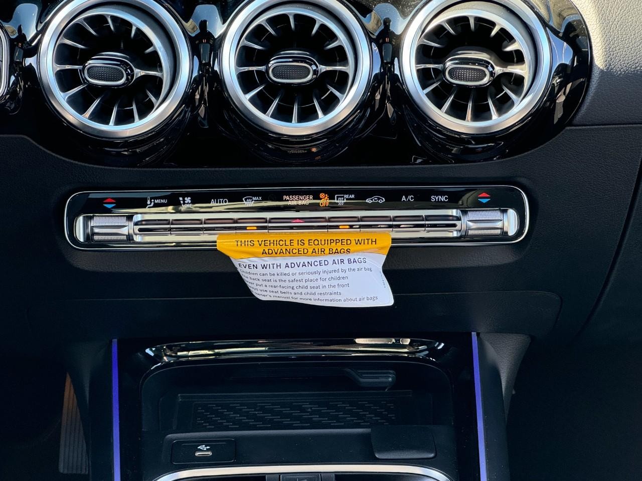 Mercedes-Benz GLA Vehicle Full-screen Gallery Image 15