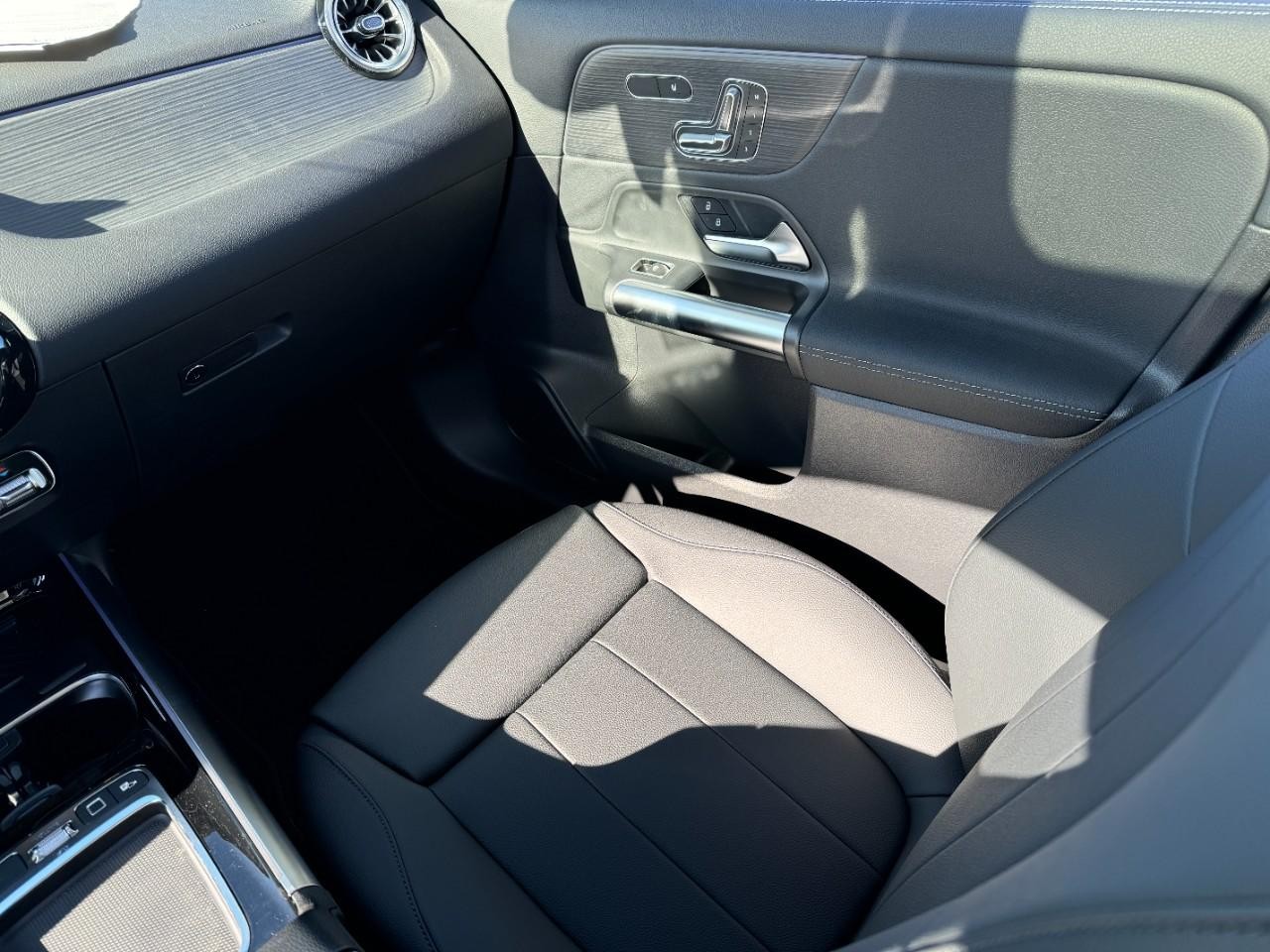 Mercedes-Benz GLA Vehicle Full-screen Gallery Image 16