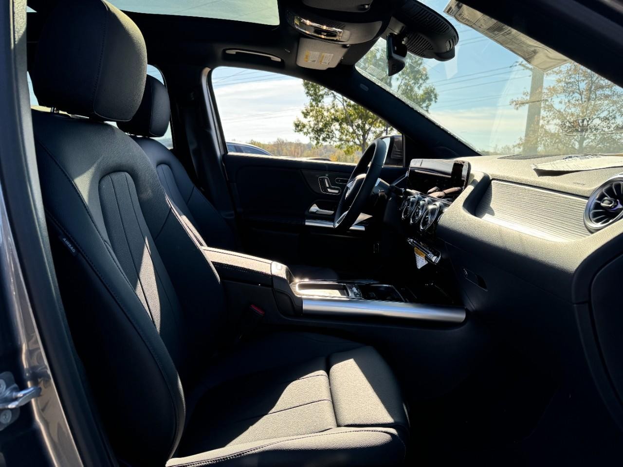 Mercedes-Benz GLA Vehicle Full-screen Gallery Image 17