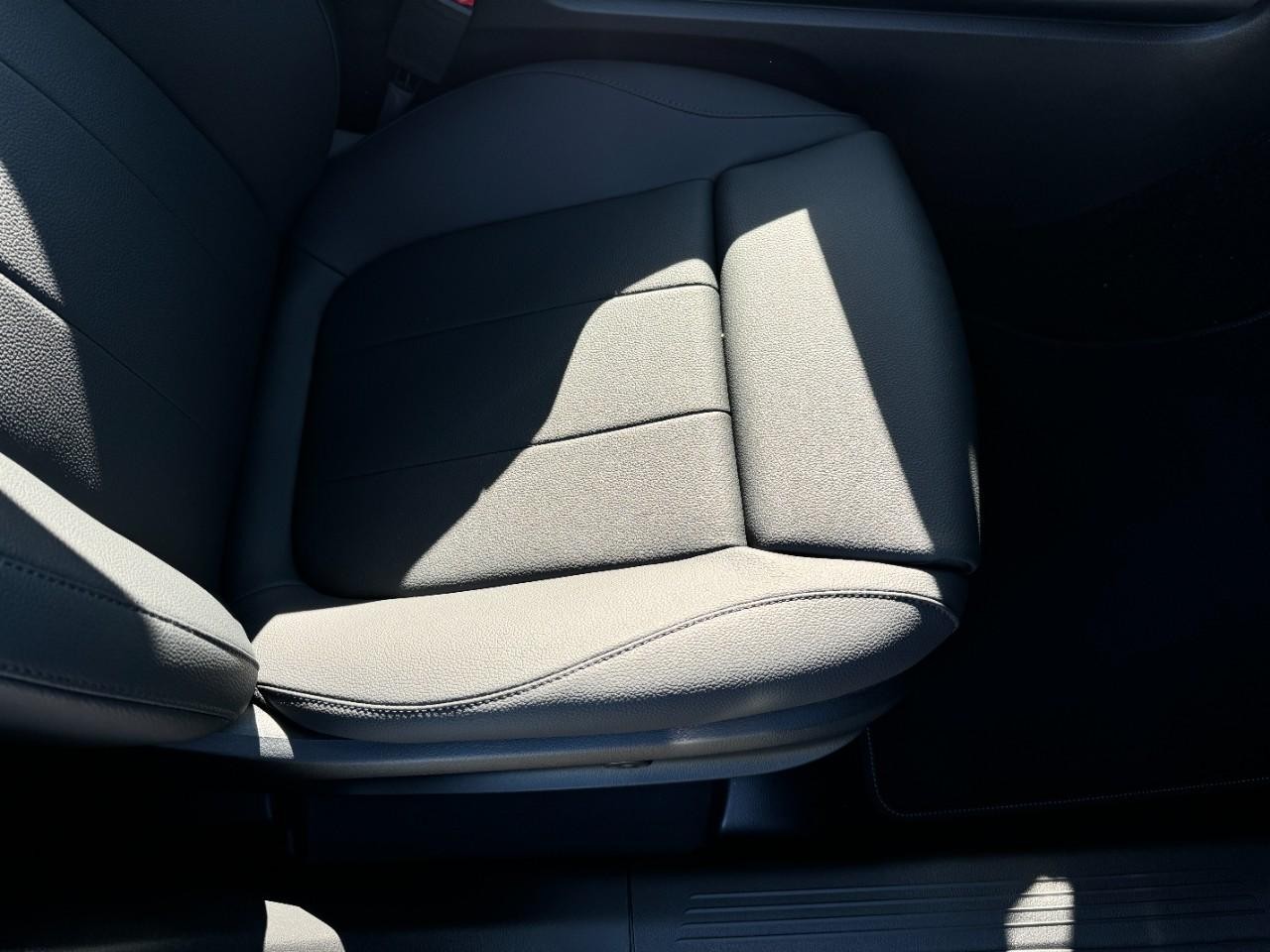 Mercedes-Benz GLA Vehicle Full-screen Gallery Image 18