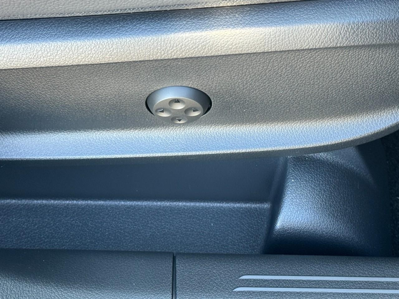 Mercedes-Benz GLA Vehicle Full-screen Gallery Image 19