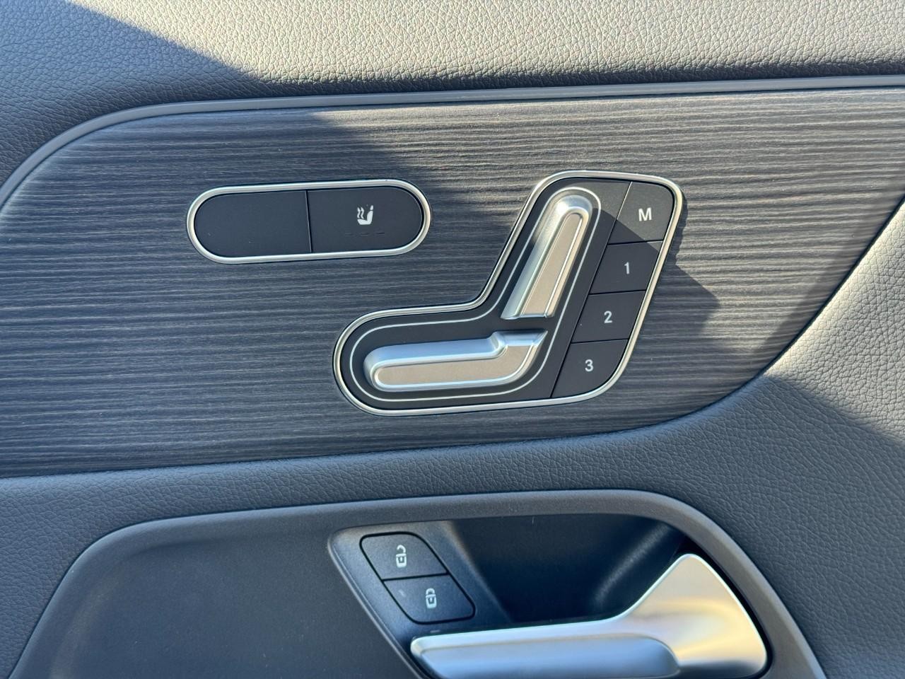 Mercedes-Benz GLA Vehicle Full-screen Gallery Image 20