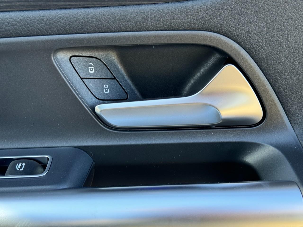 Mercedes-Benz GLA Vehicle Full-screen Gallery Image 21