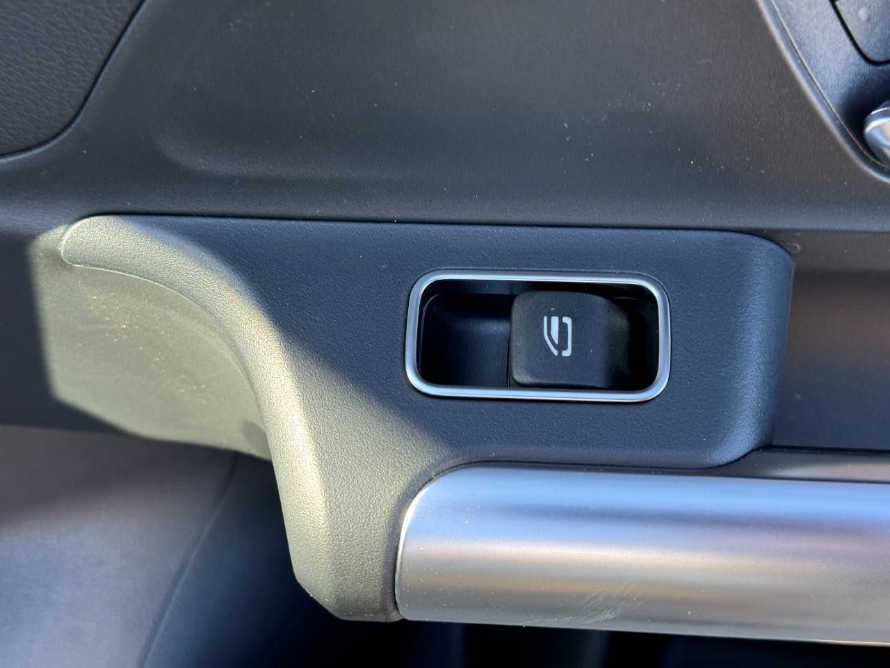 Mercedes-Benz GLA Vehicle Full-screen Gallery Image 22