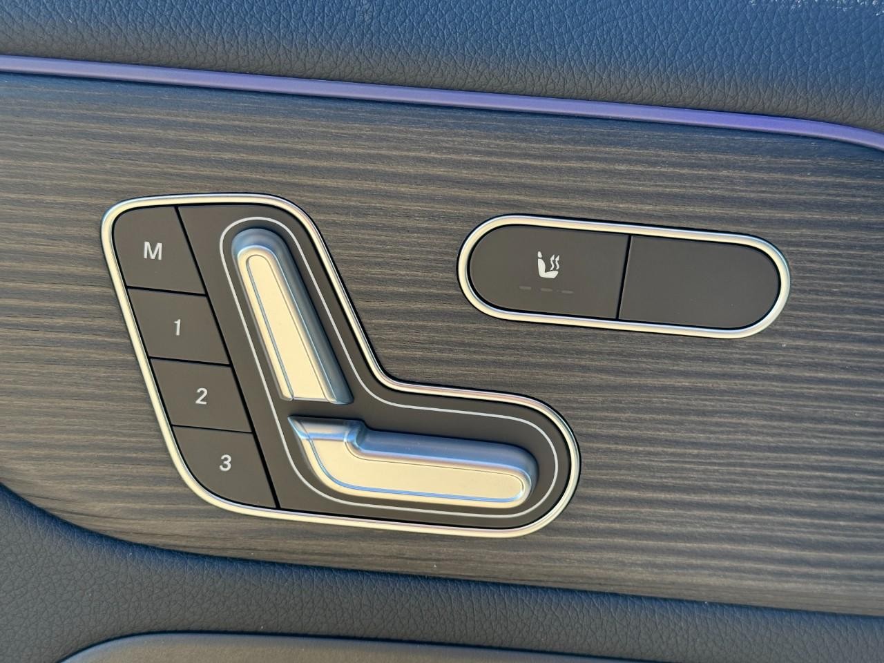 Mercedes-Benz GLA Vehicle Full-screen Gallery Image 23