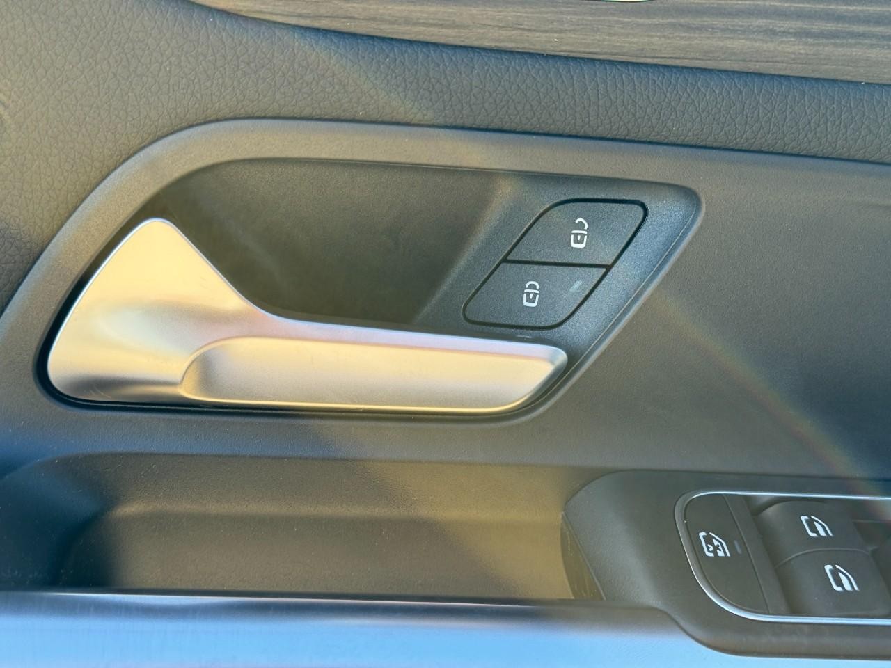 Mercedes-Benz GLA Vehicle Full-screen Gallery Image 24