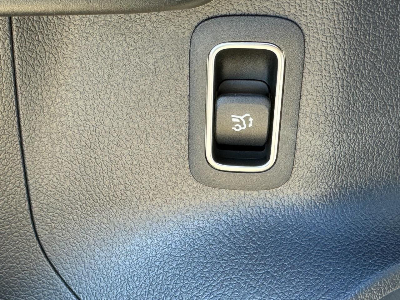 Mercedes-Benz GLA Vehicle Full-screen Gallery Image 26