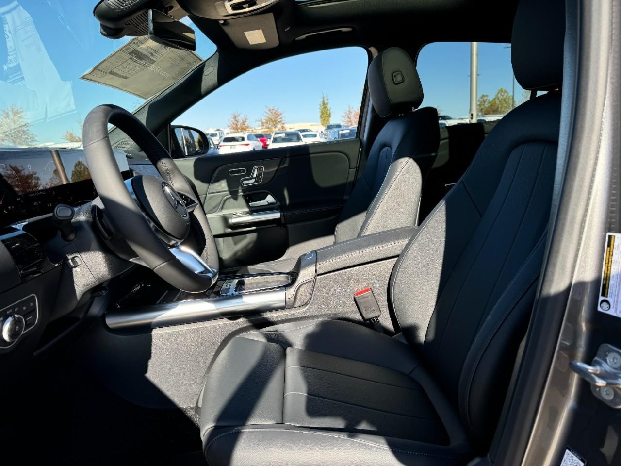 Mercedes-Benz GLA Vehicle Full-screen Gallery Image 27