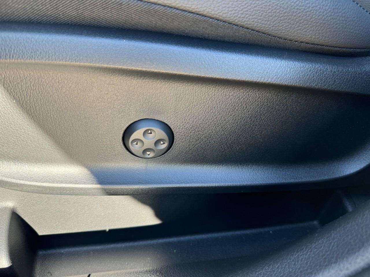 Mercedes-Benz GLA Vehicle Full-screen Gallery Image 29