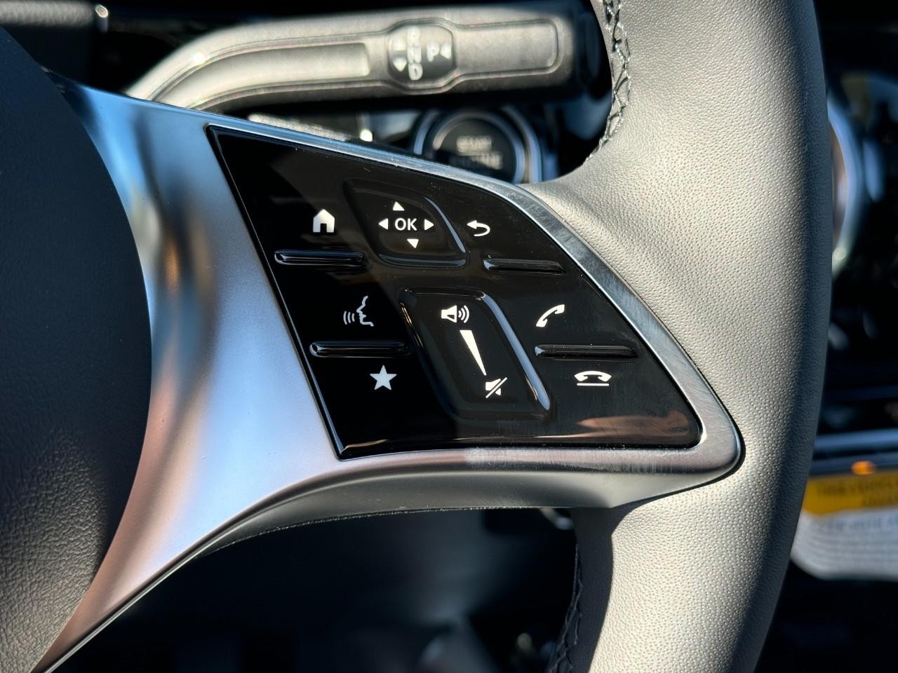 Mercedes-Benz GLA Vehicle Full-screen Gallery Image 32