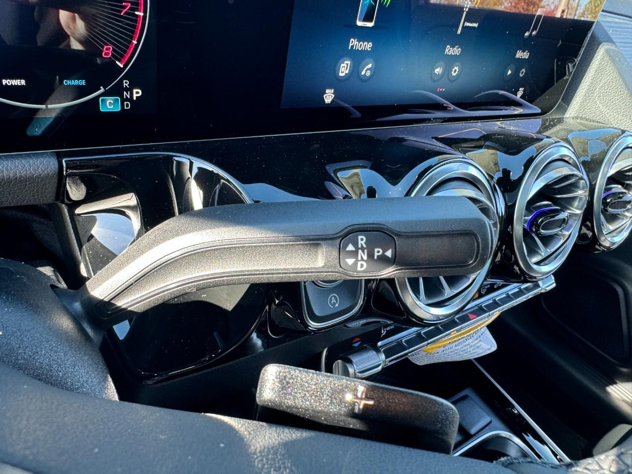 Mercedes-Benz GLA Vehicle Full-screen Gallery Image 34