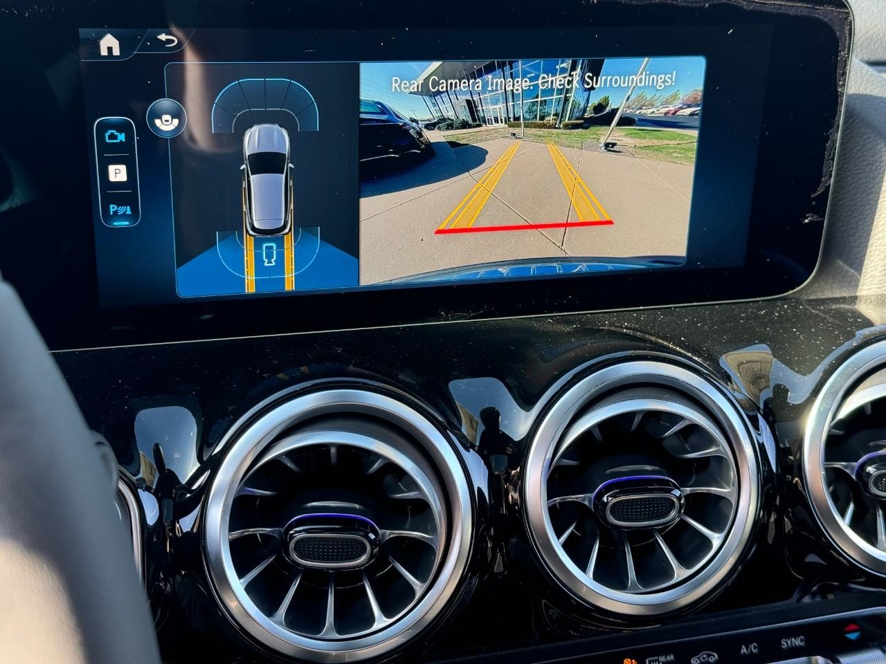 Mercedes-Benz GLA Vehicle Full-screen Gallery Image 35