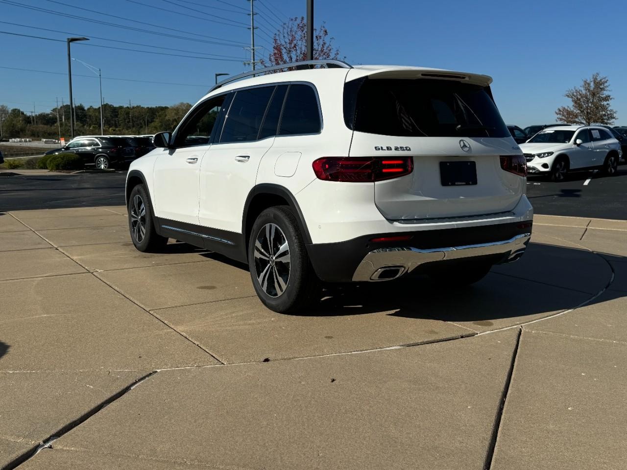 Mercedes-Benz GLB Vehicle Full-screen Gallery Image 3