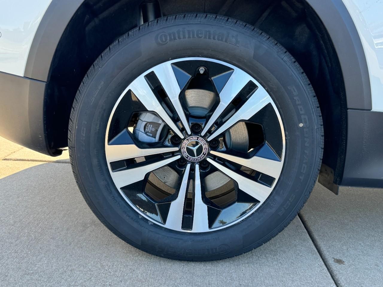 Mercedes-Benz GLB Vehicle Full-screen Gallery Image 5