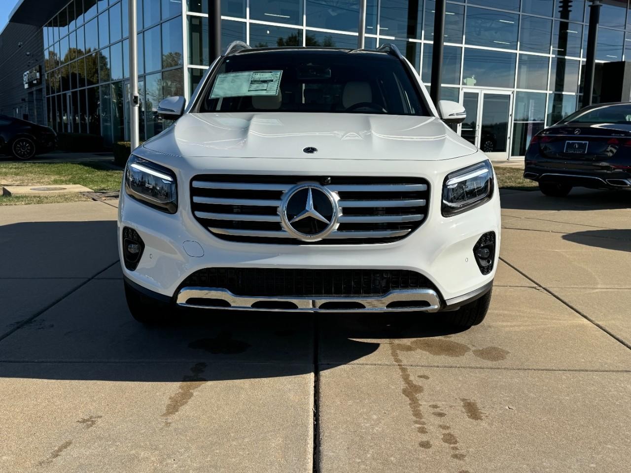 Mercedes-Benz GLB Vehicle Full-screen Gallery Image 7