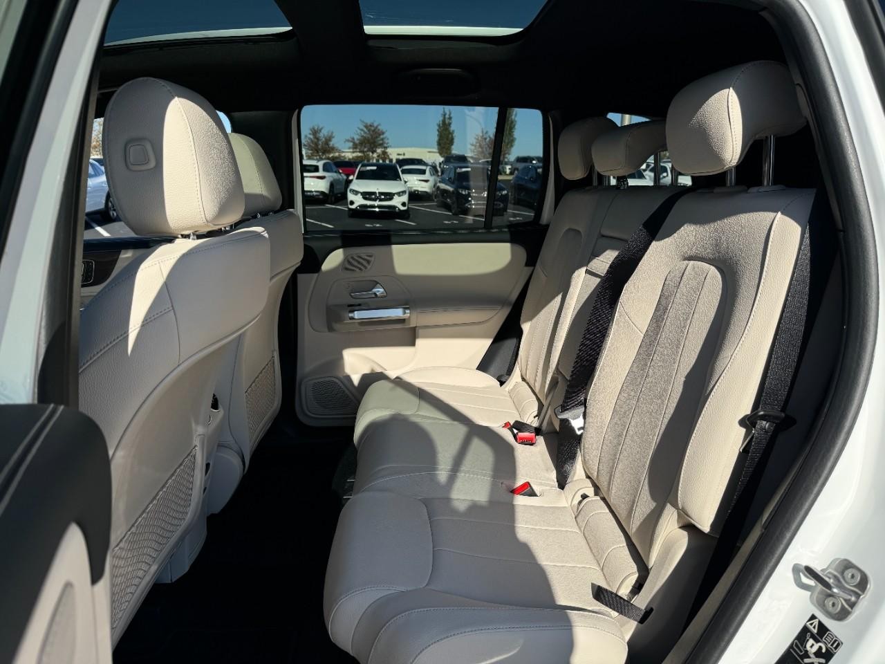 Mercedes-Benz GLB Vehicle Full-screen Gallery Image 8