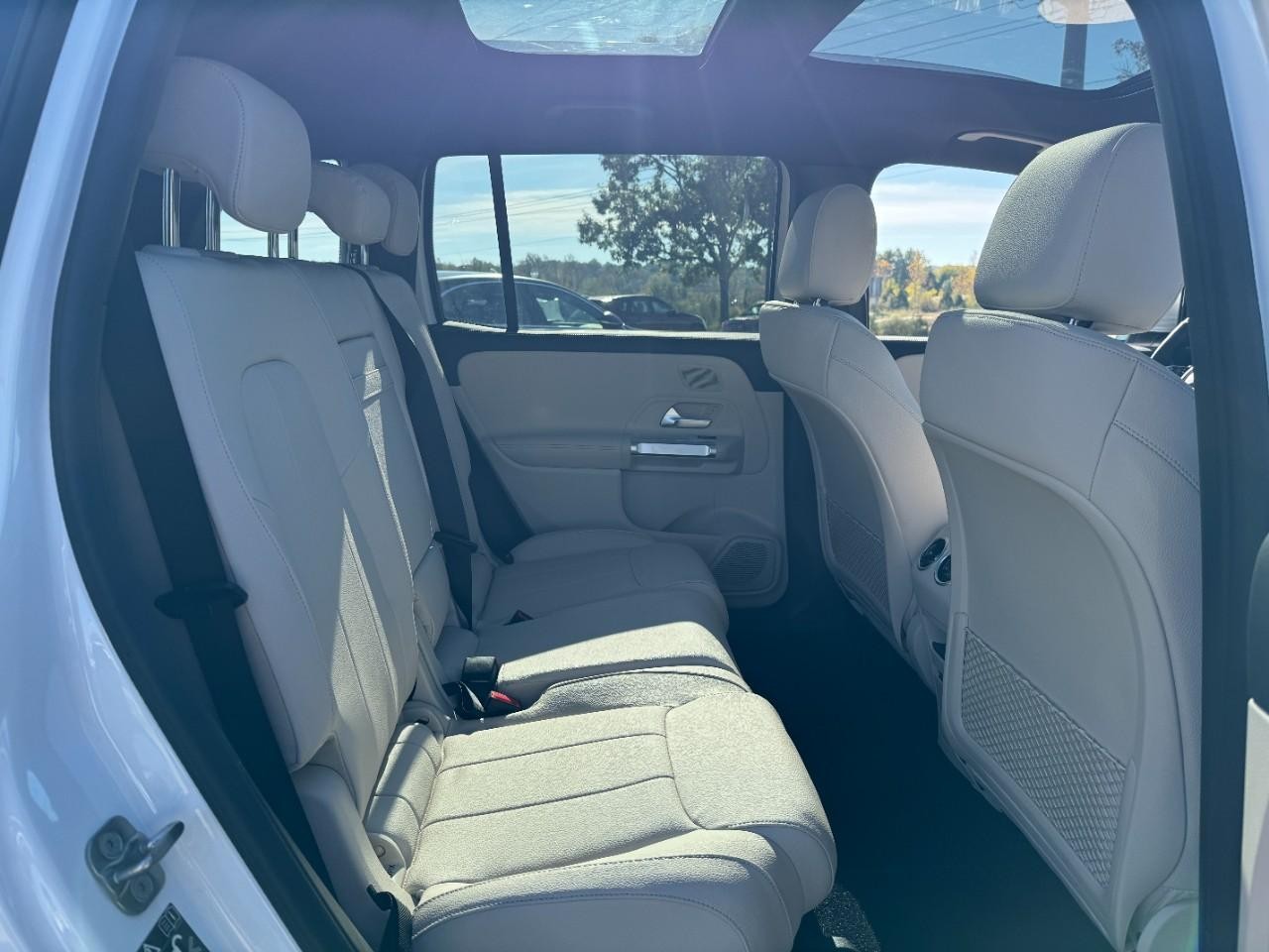 Mercedes-Benz GLB Vehicle Full-screen Gallery Image 10