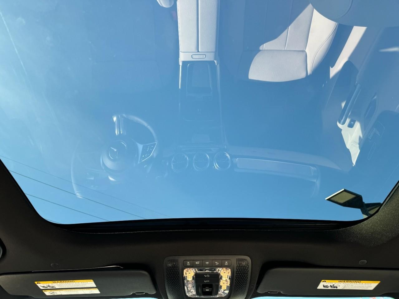 Mercedes-Benz GLB Vehicle Full-screen Gallery Image 11