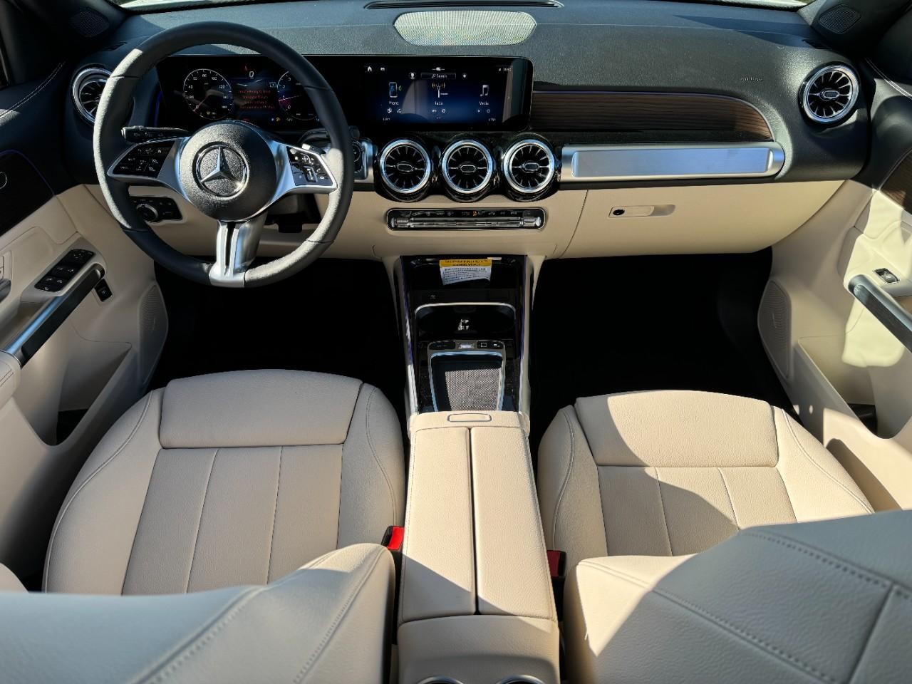 Mercedes-Benz GLB Vehicle Full-screen Gallery Image 12