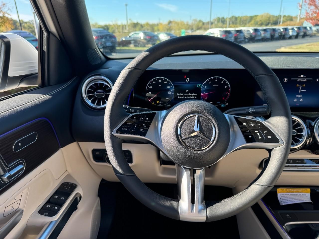 Mercedes-Benz GLB Vehicle Full-screen Gallery Image 13