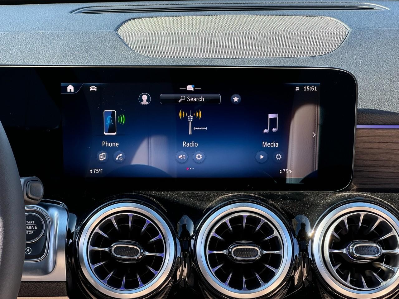 Mercedes-Benz GLB Vehicle Full-screen Gallery Image 14