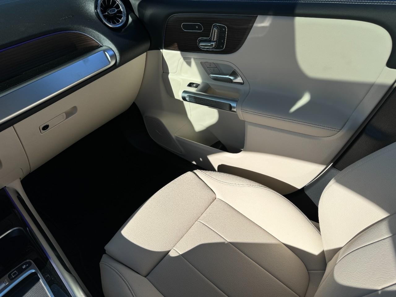 Mercedes-Benz GLB Vehicle Full-screen Gallery Image 16