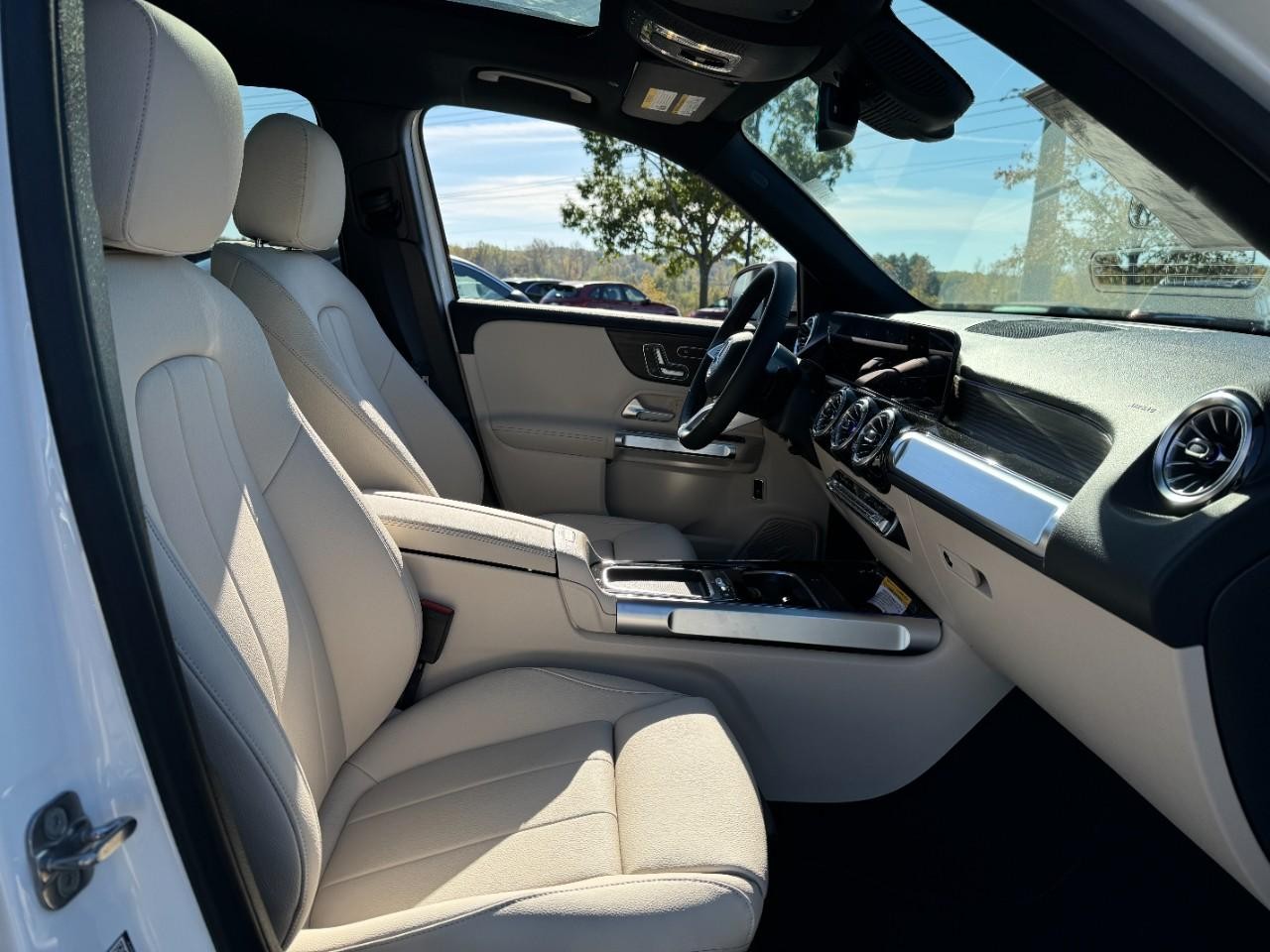 Mercedes-Benz GLB Vehicle Full-screen Gallery Image 17