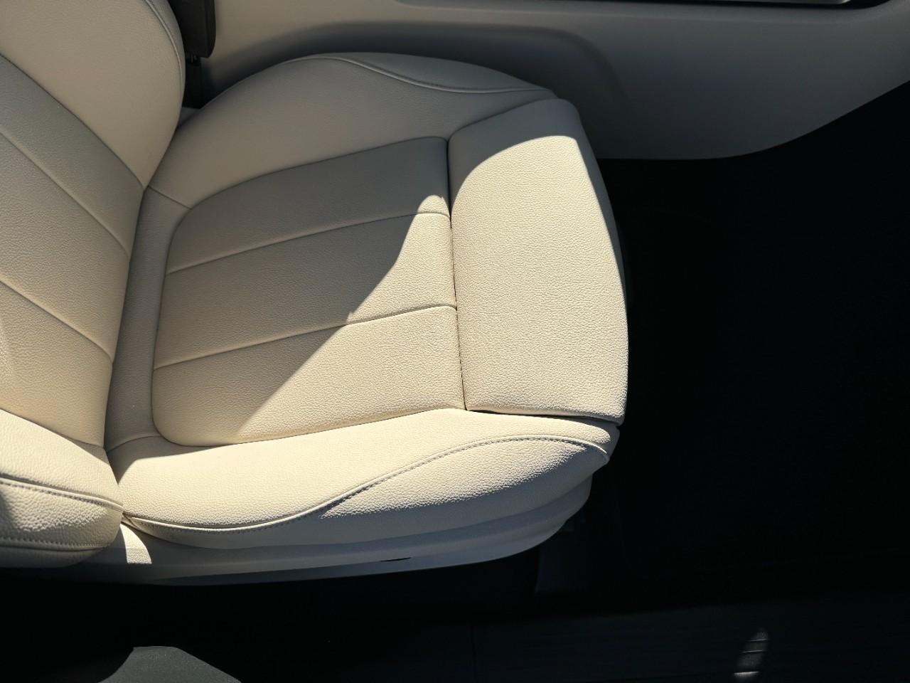 Mercedes-Benz GLB Vehicle Full-screen Gallery Image 18