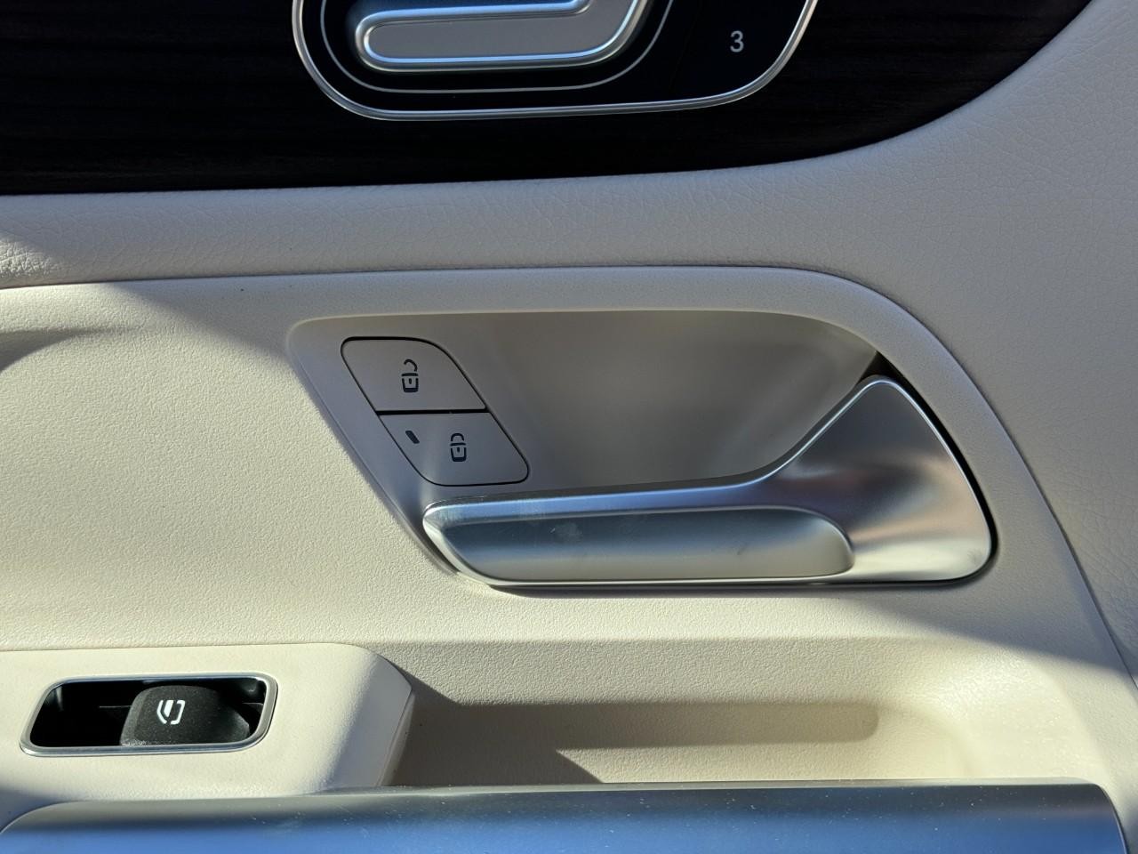 Mercedes-Benz GLB Vehicle Full-screen Gallery Image 21