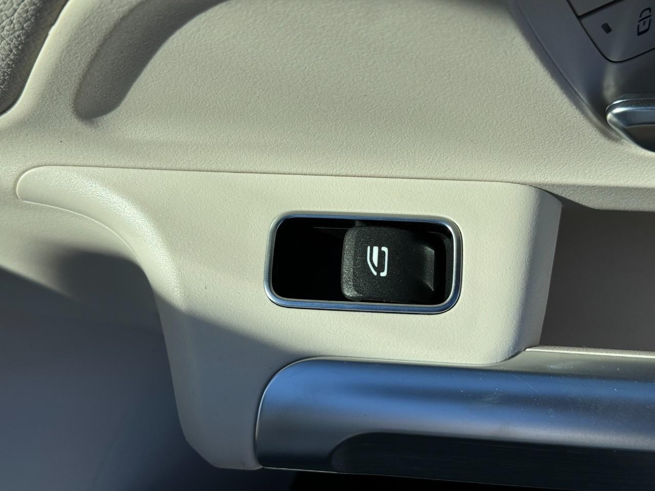 Mercedes-Benz GLB Vehicle Full-screen Gallery Image 22