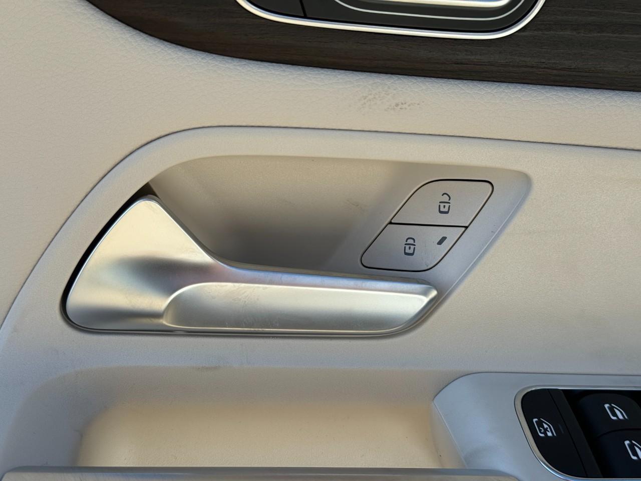 Mercedes-Benz GLB Vehicle Full-screen Gallery Image 24