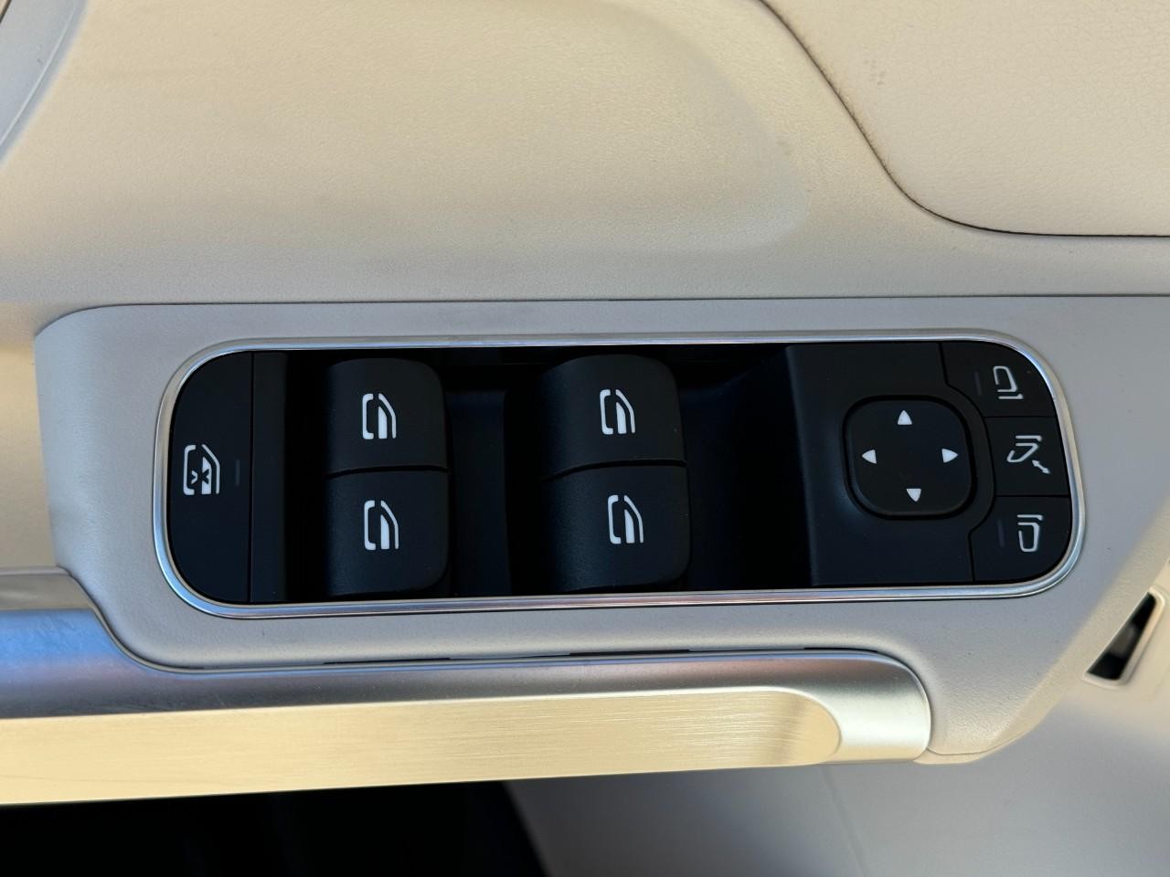 Mercedes-Benz GLB Vehicle Full-screen Gallery Image 25