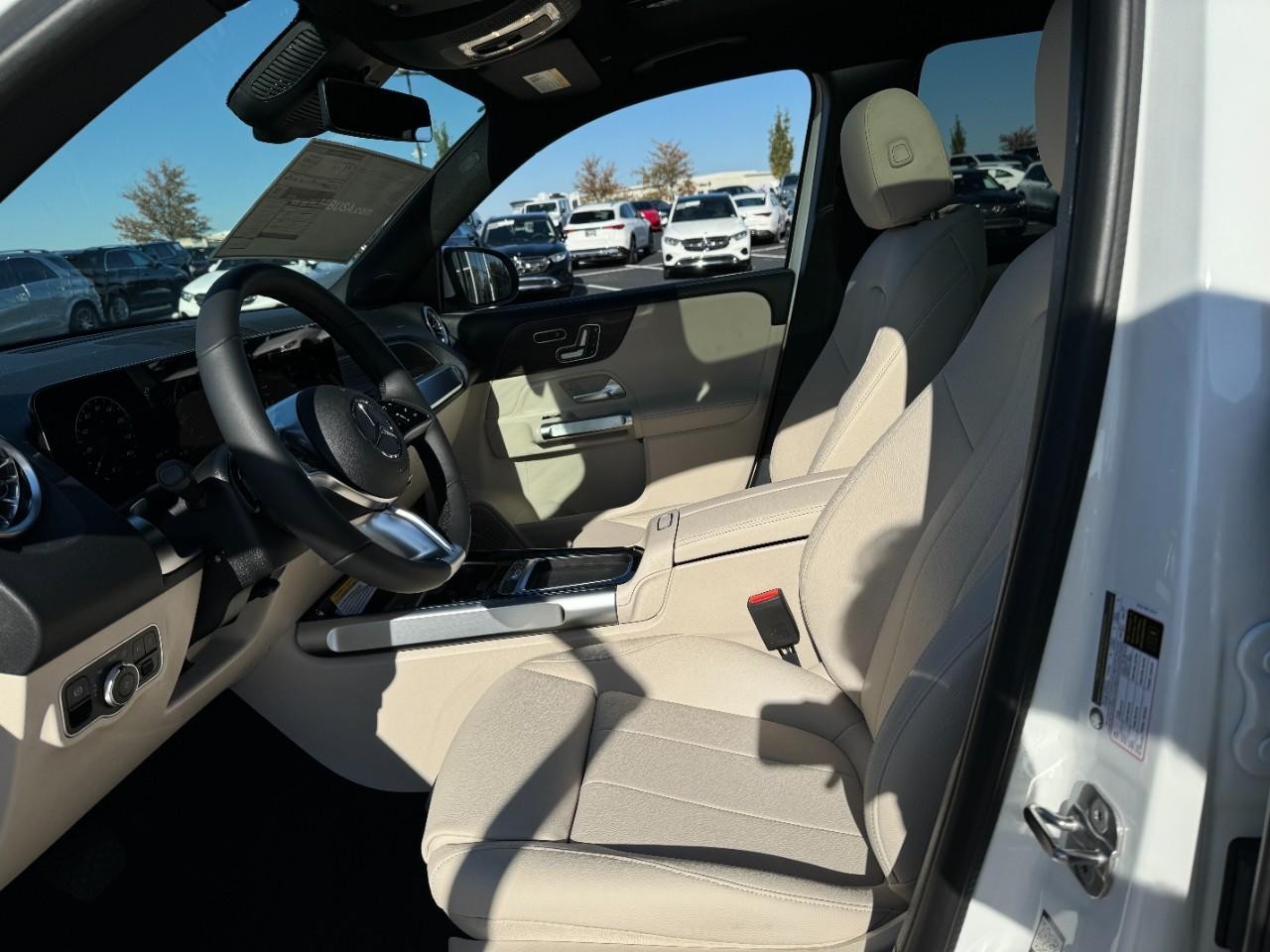 Mercedes-Benz GLB Vehicle Full-screen Gallery Image 27