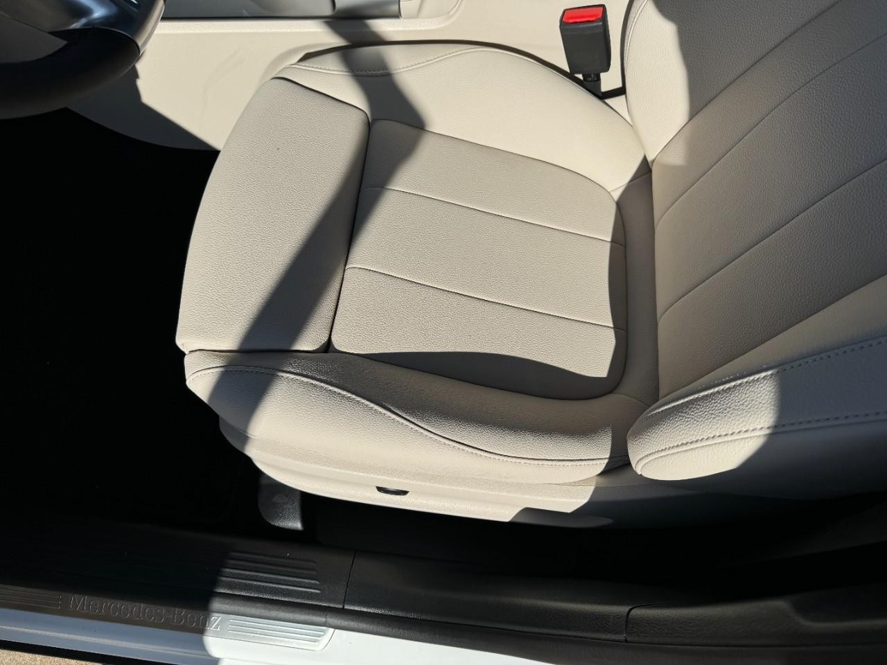 Mercedes-Benz GLB Vehicle Full-screen Gallery Image 28