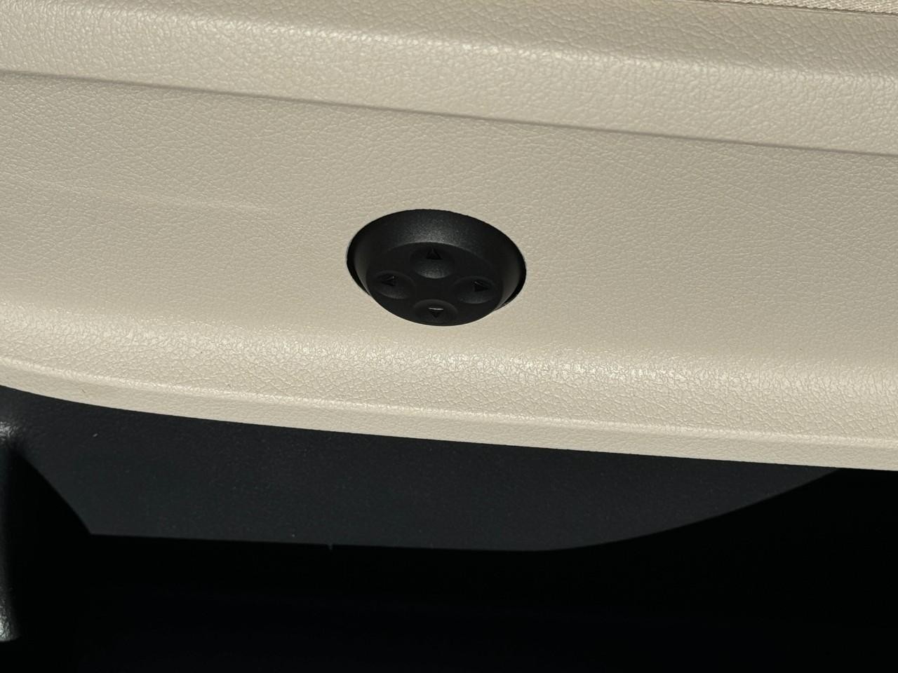 Mercedes-Benz GLB Vehicle Full-screen Gallery Image 29