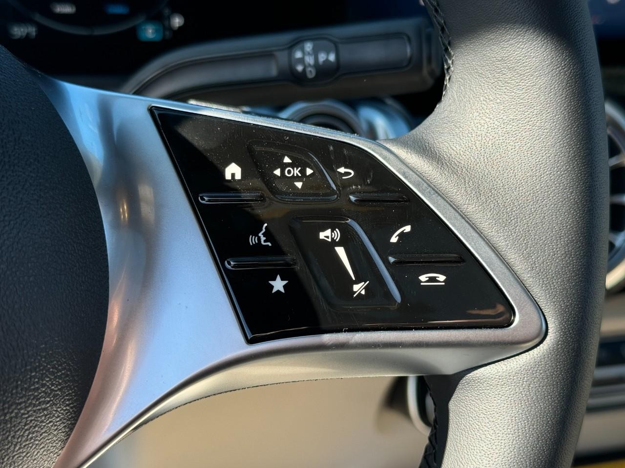 Mercedes-Benz GLB Vehicle Full-screen Gallery Image 32