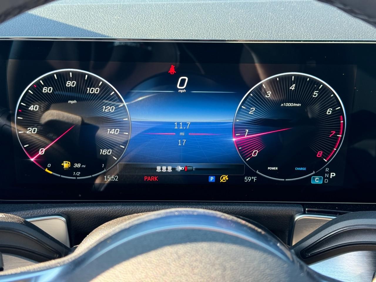 Mercedes-Benz GLB Vehicle Full-screen Gallery Image 33